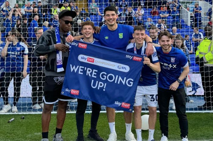 Elkan Baggott terpantau merayakan keberhasilan klubnya, Ipswich Town yang promosi ke Premier League pada Sabtu (4/5/2024).