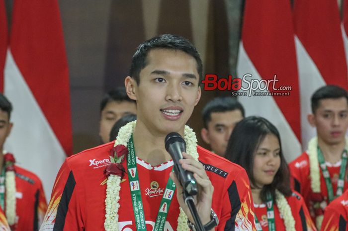 Pebulu tangkis tunggal putra Indonesia, Jonatan Christie, menyampaikan kesan selama mengikuti Thomas Cup 2024 saat kedangan tim di Bandara Soekarno Hatta, Tangerang, Senin (6/5/2024).