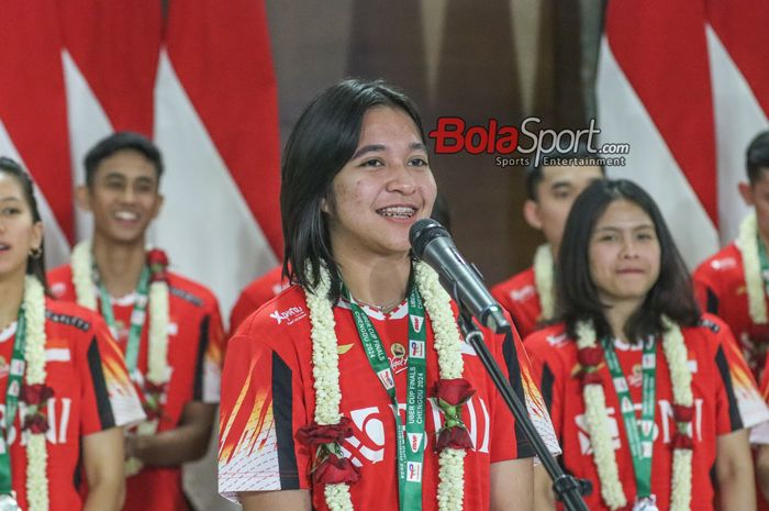 Pebulu tangkis tunggal putri Indonesia, Ester Nurumi Tri Wardoyo, menyampaikan kesan selama mengikuti Uber Cup 2024 saat kedangan tim di Bandara Soekarno Hatta, Tangerang, Senin (6/5/2024).