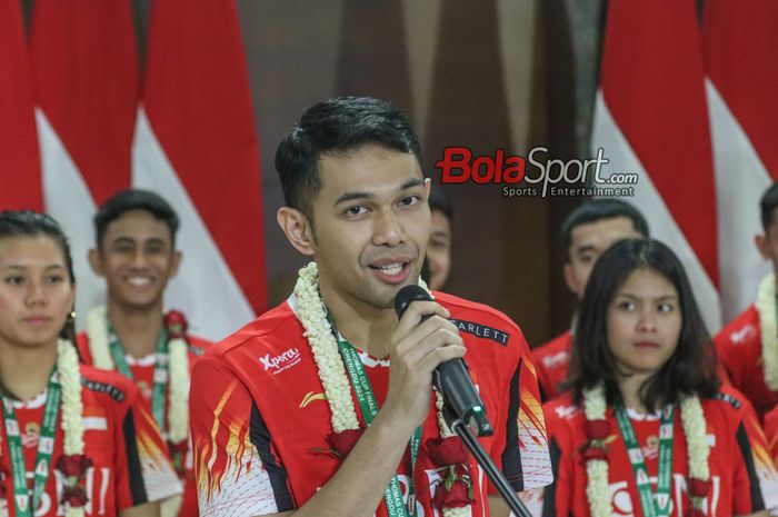 Atlet bulu tangkis ganda putra Indonesia, Fajar Alfian, sedang memberikan sambutan di Terminal 3 VVIP Soekarno Hatta, Tangerang, Banten, Senin (6/5/2024).