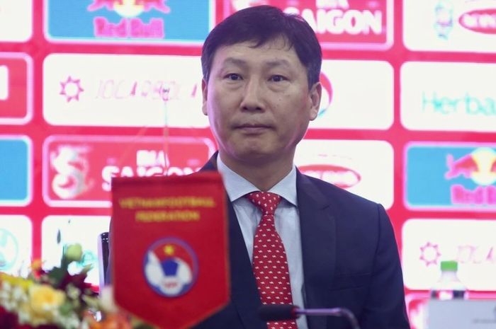 Federasi Sepak Bola Vietnam (VFF) resmi memperkenalkan pelatih asal Korea Selatan, Kim Sang-sik ke hadapan publik, Senin (6/5/2024).