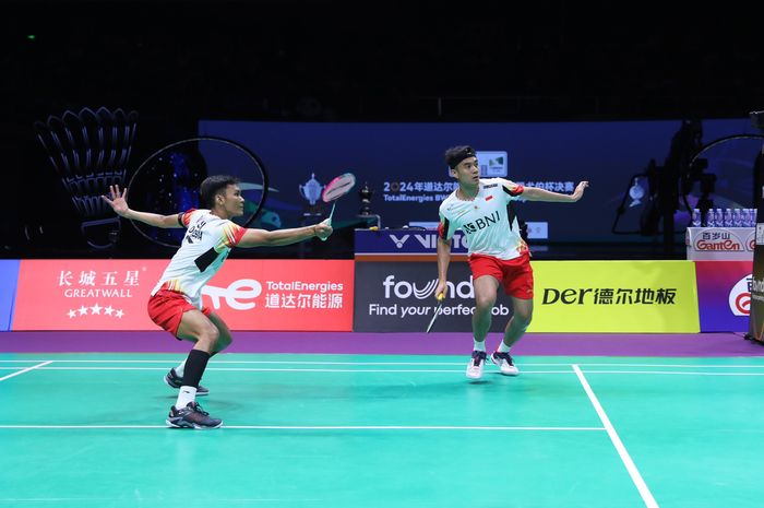 Aksi Muhammad Shohibul Fikri/Bagas Maulana saat membela Indonesia melawan China di final Thomas Cup 2024, Minggu (5/5/2024)