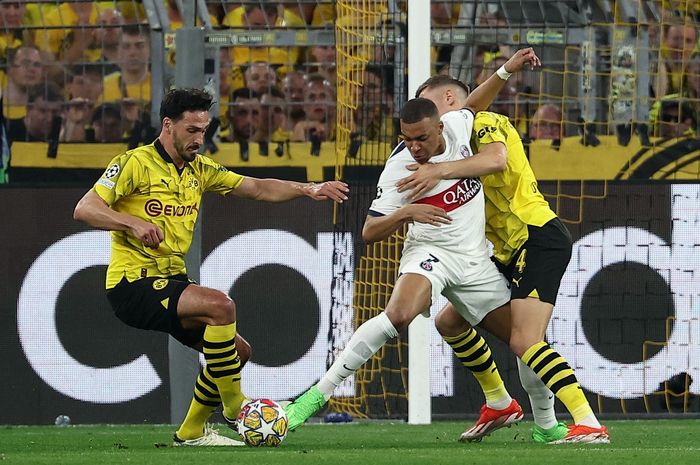 Bintang PSG, Kylian Mbappe, dikawal ketat bek-bek Dortmund dalam duel Liga Champions di Signal Iduna Park (1/5/2024).
