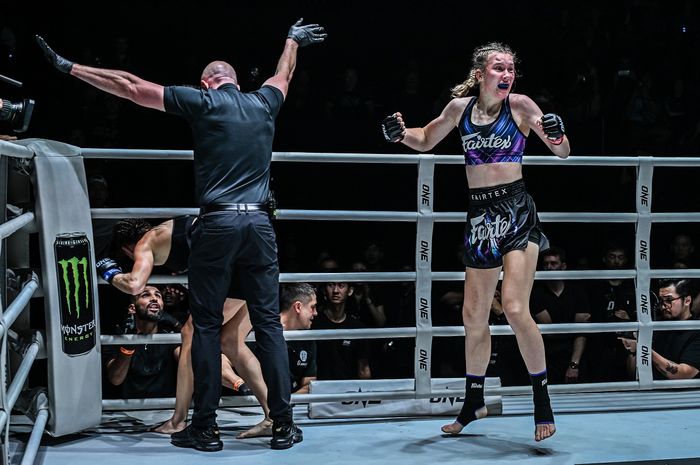 Smilla Sundell mengalahkan Natalia Diachkova di laga utama ONE Fight Night 22, Sabtu (4/5/2024) di Bangkok.
