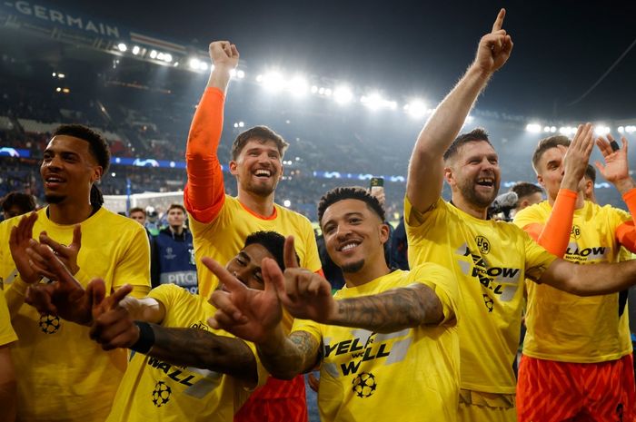 Jadon Sancho dan awak Borussia Dortmund merayakan kemenangan atas PSG yang meloloskan tim ke Liga Champions berkat hasil laga di Parc des Princes (7/5/2024).