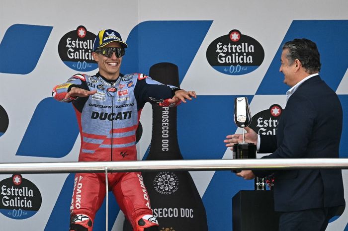 Pembalap Gresini, Marc Marquez, merayakan podium kedua MotoGP Spanyol 2024 di Sirkuit Jerez, Minggu (28/4/2024).