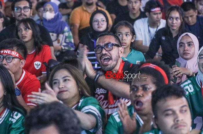 Anggota Komite Eksekutif (Exco) PSSI, Arya Sinulingga, sedang melakukan nonton bareng laga timnas U-23 Indonesia versus timnas U-23 Guinea di Kawasan Stadion Utama Gelora Bung Karno, Senayan, Jakarta, Kamis (9/5/2024).