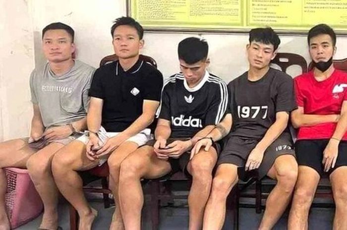 Lima pesepak bola asal Vietnam, Dinh Thanh Trung, Nguyen Trung Hoc, Nguyen Ngoc Thang, Duong Quang Tuan dan Nguyen Van Truong ditangkap karena memakai narkoba.