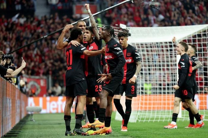 Bayer Leverkusen masih belum terkalahkan dalam 49 laga sepanjang musim ini dan berhasil lolos ke final Liga Europa 2023-2024 setelah menekuk AS Roma.