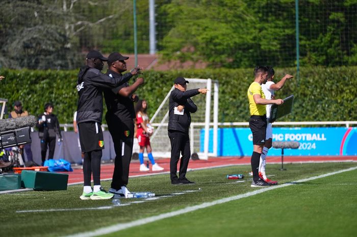 Pelatih Timnas U-23 Indonesia Shin Tae-yong saat menunjuk-nunjuk di laga playoff Olimpiade 2024 melawan Guinea di Clairefontaine-en-Yvelines, Ile-de-France, Prancis, Kamis (9/5/2024).