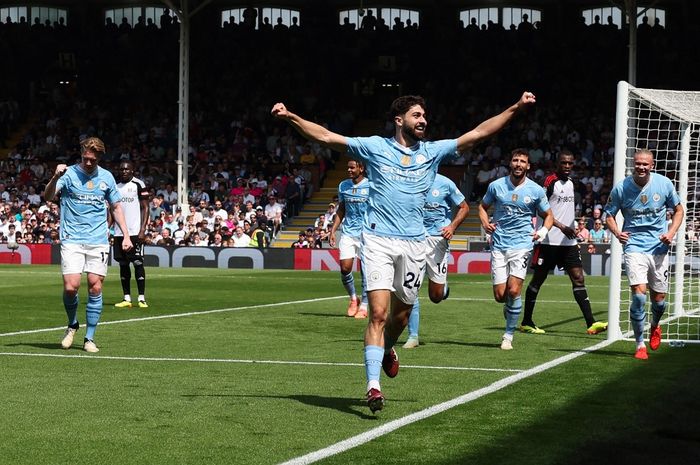 Bek Manchester City, Josko Gvardiol, mencetak gol ke gawang Fulham pada matchweek ke-37 Liga Inggris 2023-2024 di Stadion Craven Cottage, Sabtu (11/5/2024).