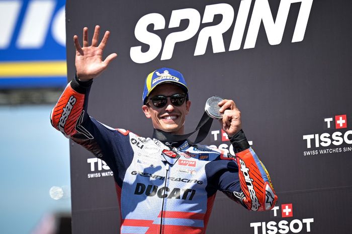 Pembalap Gresini, Marc Marquez,  merayakan podium kedua sprint race MotoGP Prancis 2024 di Sirkuit Le Mans, Sabtu (11/5/2024).