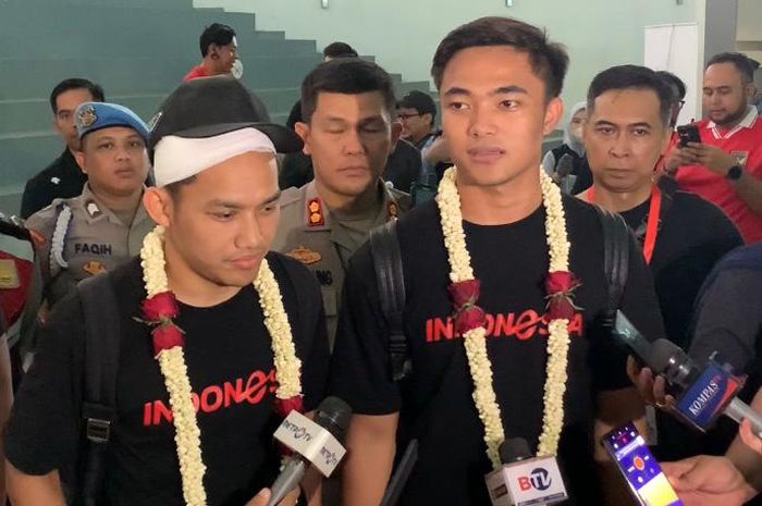Pemain timnas U-23 Indonesia, Witan Sulaeman dan Ernando Ari saat tiba di Bandara Soekarno-Hatta Tangerang, Sabtu (11/5/2024).