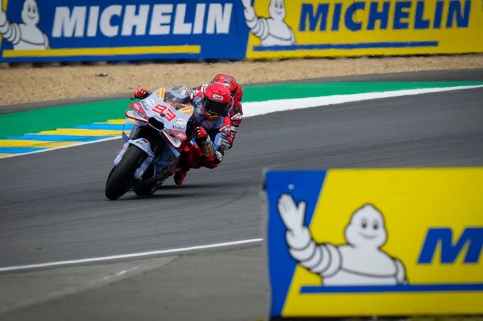 Pembalap Gresini Racing, Marc Marquez mengasapi Francesco Bagnaia (Ducati Lenovo) pada balapan MotoGP Prancis 2024