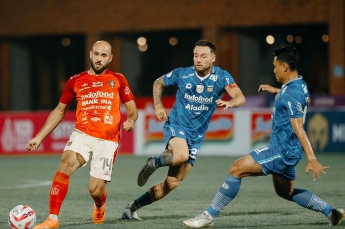 Suasana pertandingan Bali United versus Persib Bandung dalam laga semifinal leg pertama Championship Series Liga 1.