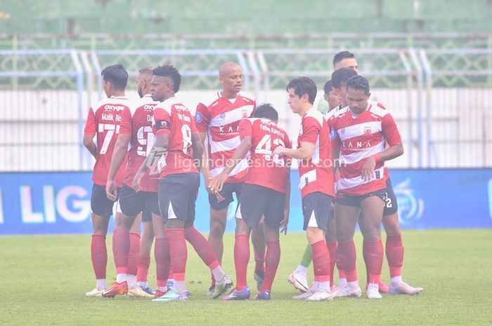 Skuad Madura United saat pertandingan melawan RANS Nusantara FC. 