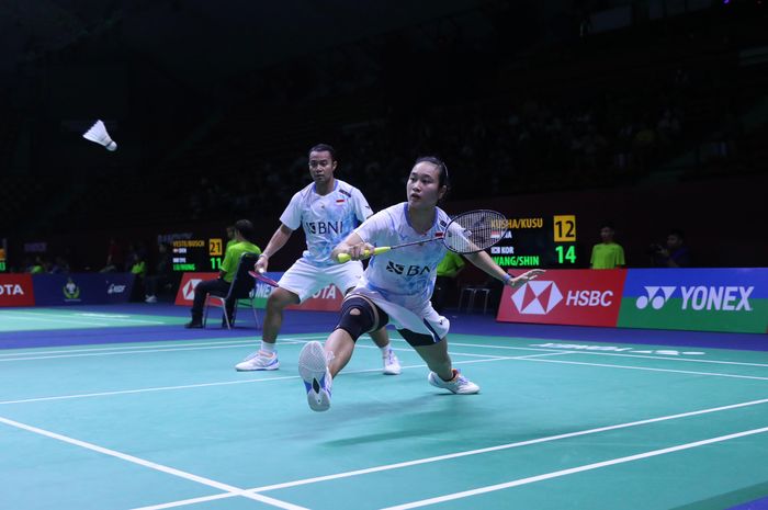 Pasangan ganda campuran Indonesia, Rehan Naufal Kusharjanto/Lisa Ayu Kusumawati saat tampil pada babak 32 besar Thailand Open 2024 di Nimibutr Arena, Bangkok, Thailand, Selasa (14/5/2024).