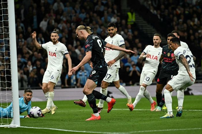 Striker Manchester City, Erling Haaland, mencetak gol ke gawang Tottenham Hotspur pada laga pekan ke-37 Liga Inggris di Stadion Tottenham Hotspur, Selasa (14/5/2024).