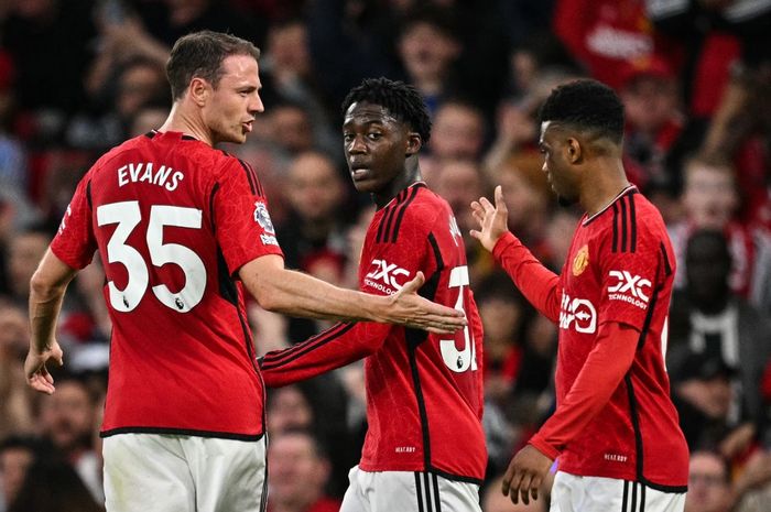 Gelandang Manchester United, Kobbie Mainoo, merayakan gol ke gawang Newcastle United dalam lanjutan Liga Inggris 2023-2024 di Stadion Old Trafford, Rabu (15/5/2024).