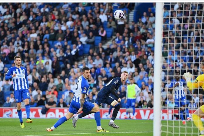 Aksi Cole Palmer ketika membantu Chelsea menekuk Brighton &amp; Hove Albion, Kamis (16/5/2024) dini hari WIB.