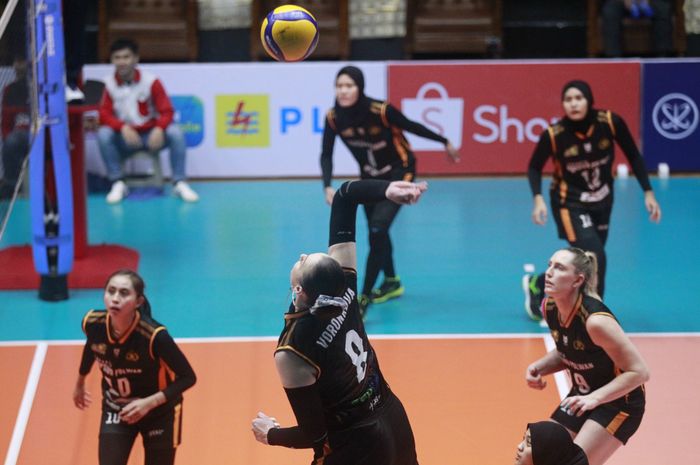 Outside hitter Jakarta Popsivo Polwan, Irina Voronkova, mencoba melakukan spike dalam pertandingan melawan Jakarta Electric PLN pada putaran pertama Proliga 2024 di GOR Tri Dharma, Gresik, Jawa Timur, 16 Mei 2024. 