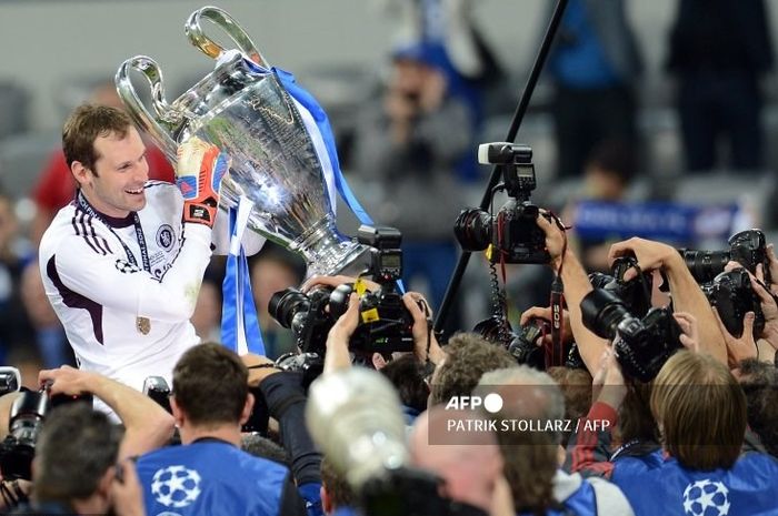 Kiper Chelsea, Petr Cech, merayakan keberhasilan menjuarai Liga Champions setelah melalui adu penalti melawan Bayern Muenchen pada 19 Mei 2012 di Allianz Arena, Muenchen.