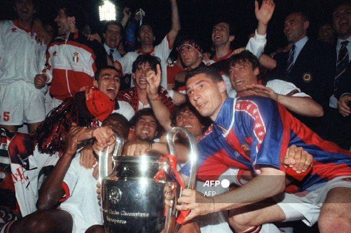 AC Milan menjadi juara Liga Champions setelah membantai Barcelona 4-0, 18 Mei 1994 di Athena.