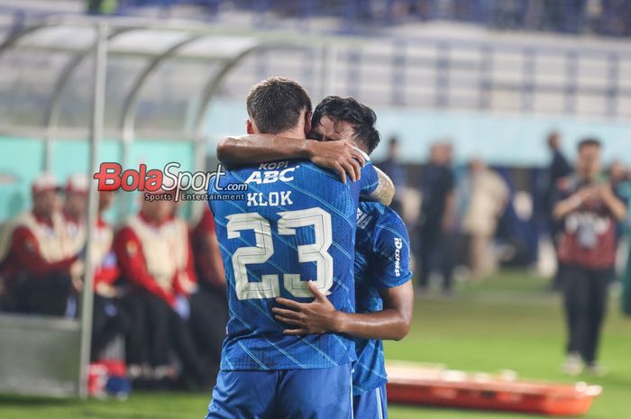 Marc Klok sedang memeluk Febri Hariyadi yang mampu  mencetak gol dalam laga leg kedua Championship Series Liga 1 2023 antara Persib Bandung versus Bali United di Stadion Si Jalak Harupat, Bandung, Jawa Barat, Sabtu (18/5/2024).