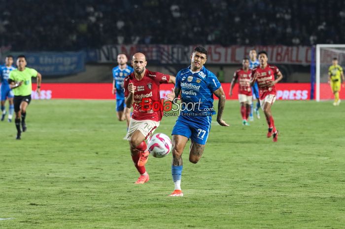 Ciro Alves (kanan) sedang mengejar bola dan dibayangi Mohammed Rashid (kiri) dalam laga leg kedua Championship Series Liga 1 2023 antara Persib Bandung versus Bali United di Stadion Si Jalak Harupat, Bandung, Jawa Barat, Sabtu (18/5/2024).