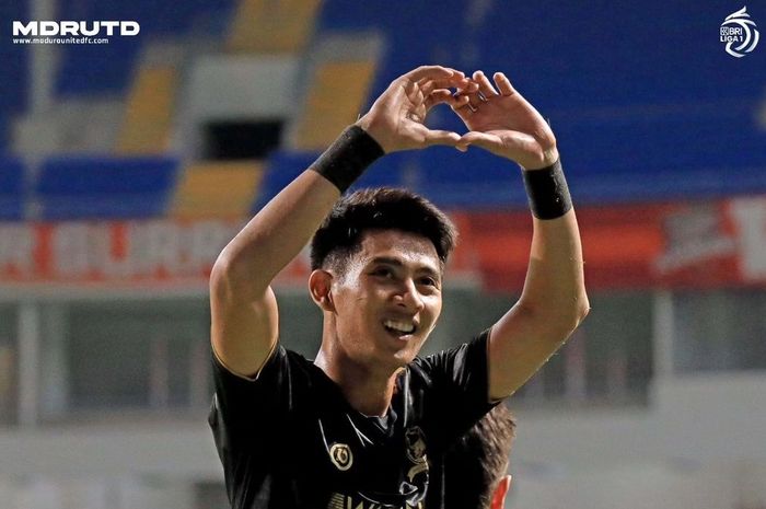 Selebrasi striker Madura United, Malik Risaldi, saat membobol gawang Borneo FC pada leg kedua semifinal Championship Series Liga 1 2023/2024. Sebagai Celurit Madura, Malik Risaldi sangat tajam dan musim ini mencetak 13 gol, menjadi pemain lokal paling produktif. Wajar dia dipanggil timnas Indonesia 