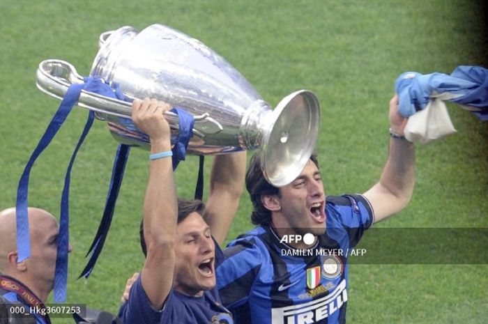 Diego Milito (kanan), mengangkat trofi Liga Champions bersama kapten Inter Milan, Javier Zanetti, pada 22 Mei 2010 di Madrid.