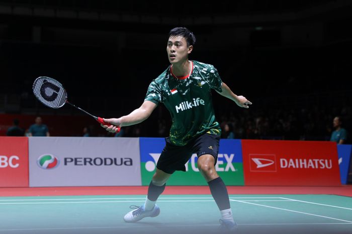 Tunggal putra Indonesia, Shesar Hiren Rhustavito saat bertanding pada kualifikasi Malaysia Masters 2024 di Axiata Arena, Kuala Lumpur, Malaysia, Selasa (21/5/2024).