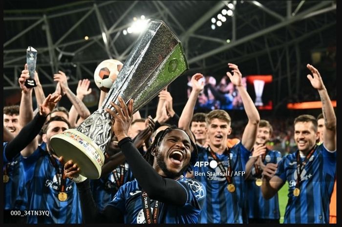 Ademola Lookman mengangkat trofi juara Liga Europa berkat hattrick-nya saat Atalanta gilas Bayer Leverkusen pada final di Dublin (22/5/2024).