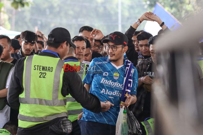 Sejumlah suporter Persib Bandung tampak hadir jelang laga leg pertama final leg pertama Liga 1 2023 melawan Madura United di Stadion Si Jalak Harupat, Bandung, Jawa Barat, Minggu (26/5/2024).