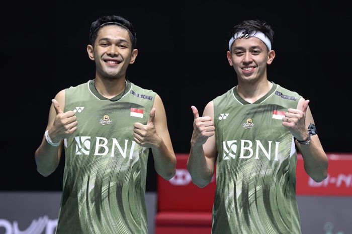 Ganda putra Indonesia, Fajar Alfian/Muhammad Rian Ardianto, berpose setelah memenangi perempat final Singapore Open 2024 di Kallang, Singapura, 31 Mei 2024.