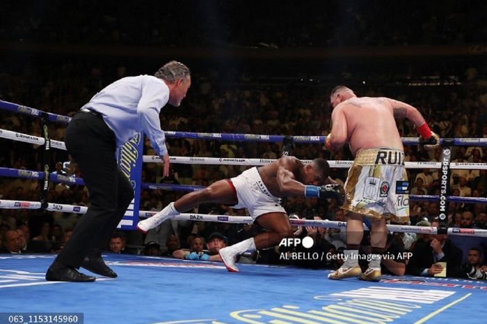 Andy Ruiz Jr merobohkan juara dunia tinju kelas berat WBA (Super), IBF, WBO, dan IBO, Anthony Joshua, di ronde 7 pada 1 Juni 2019 di Madison Square Garden.  