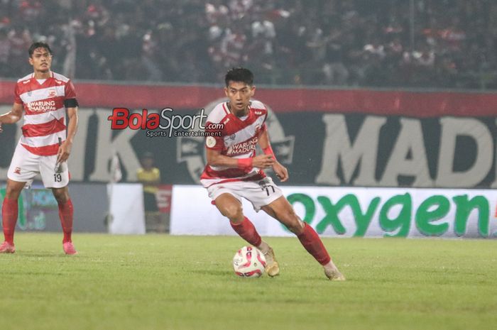Pemain Madura United, Malik Risaldi, sedang menguasai bola di Stadion Gelora Bangkalan, Madura, Jawa Timur, Jumat (31/5/2024).