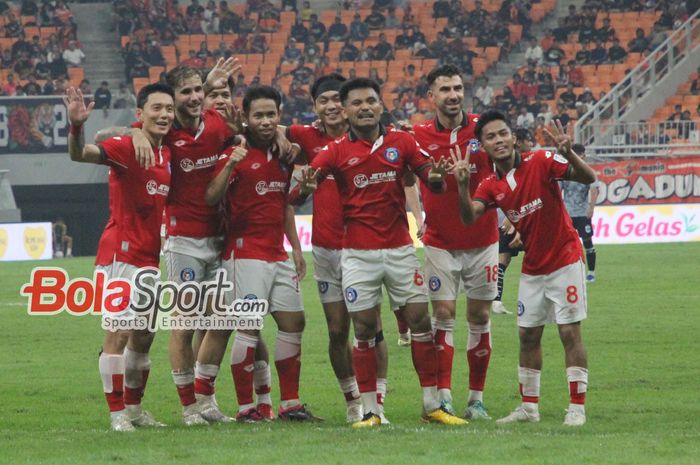 Saddil Ramdani dan sejumlah rekannya di Sabah FC selebrasi 4 jari seusai mengalahkan PSIS Semarang di Jakarta International Stadium (JIS), Jakarta, Minggu (2/6/2024). Selebrasi ini ternyata bentuk protes tunggakan gaji empat bulan. 