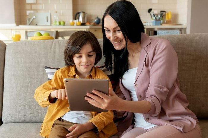 Bukan Larang, Tapi Bimbing Anak Di Dunia Digital