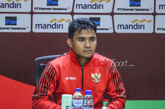 Pemain timnas Indonesia, Asnawi Mangkualam Bahar, sedang memberikan keterangan kepada awak media di Stadion Utama Gelora Bung Karno, Jakarta, Kamis (6/6/2024).