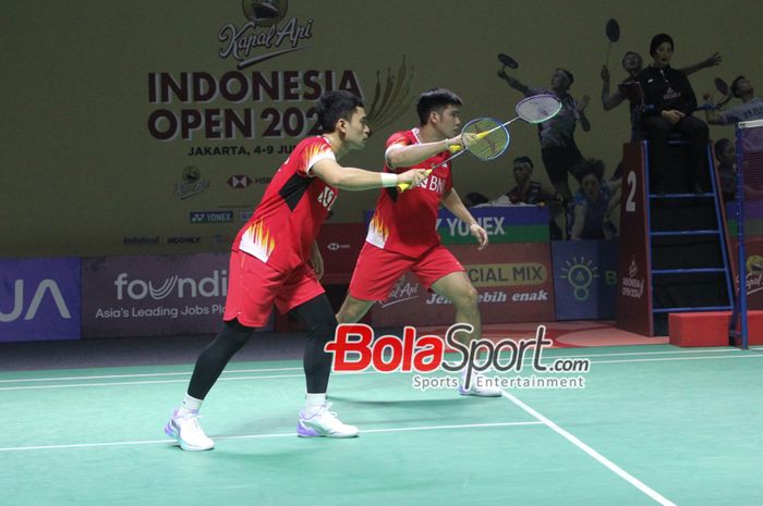 Ganda Putra Indonesia Daniel Marthin/Leo Rolly Carnando saat berlaga di Indonesia Open 2024, Istora Senayan, Jakarta, Kamis (6/6/2024)