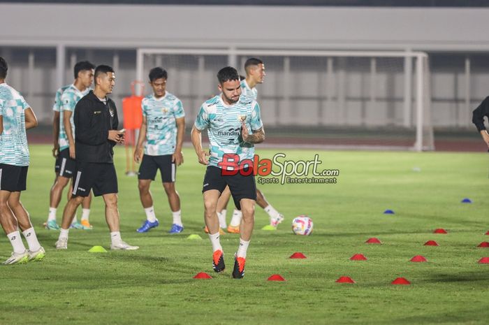 Calvin Verdonk sedang berlatih bersama timnas Indonesia Suasana latihan timnas Indonesia di Stadion Madya, Senayan, Jakarta, Minggu (9/6/2024) malam.