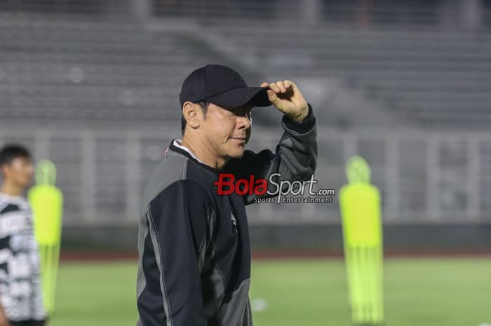 Pelatih timnas Indonesia, Shin Tae-yong, saat hadir dalam sesi latihan di Stadion Madya, Senayan, Jakarta, Minggu (9/6/2024) malam.