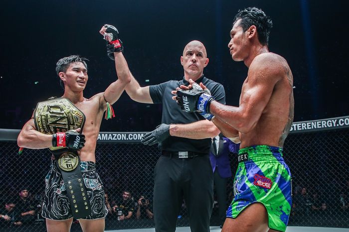 Tawanchai PK Saenchai mempertahankan sabuk kelas bulu Muay Thai setelah mengalahkan Jo Nattawut di ONE 167 (8/6/2024). 