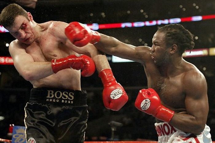 Juara dunia tinju kelas berat, Lennox Lewis, melukai mata kiri Vitali Klitschko dalam laga terakhir sepanjang kariernya, 21 June 2003 di Staples Center, Los Angeles.