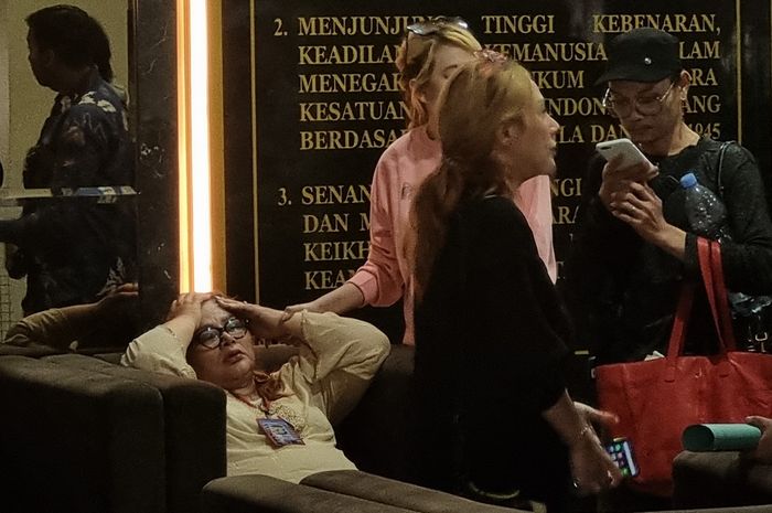 Eva Manurung usai menjenguk Virgoun di Polres Metro Jakarra Barat, Jumat (21/6/2024).