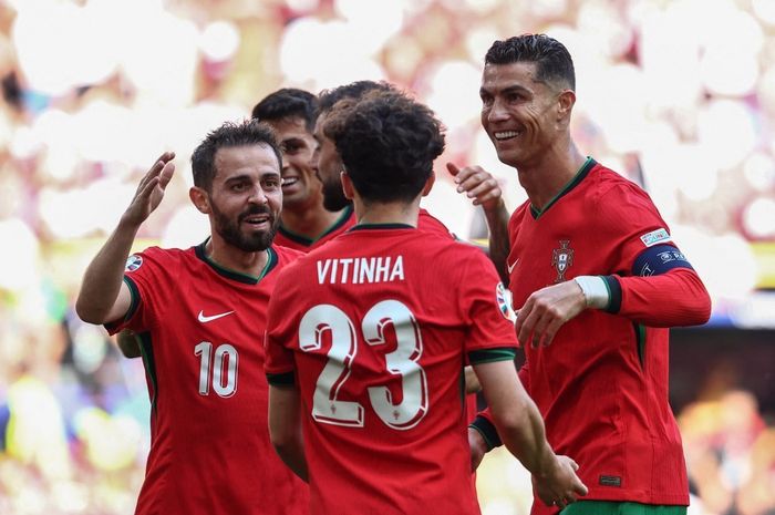 Gelandang timnas Portugal, Bernardo Silva (kiri) merayakan gol bersama Cristiano Ronaldo dan Vitinha pada laga fase grup Euro 2024 di Signal Iduna Park, Sabtu (22/6/2024).