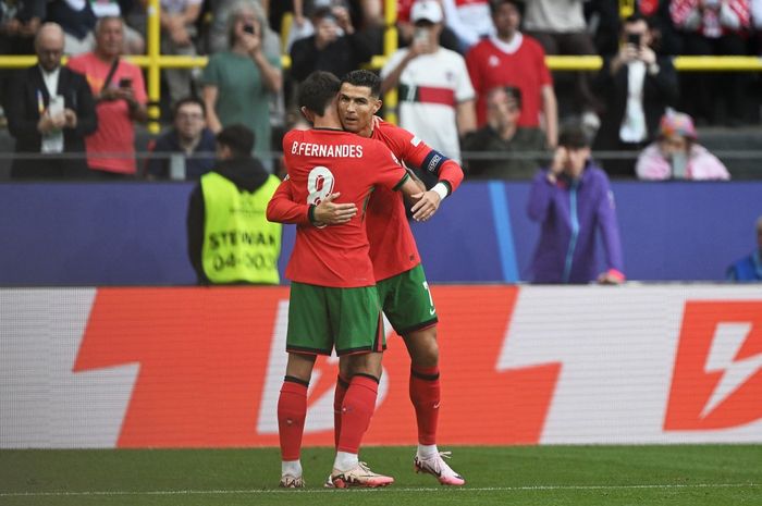 Cristiano Ronaldo ternyata tidak hanya bisa mencetak gol, tetapi juga menjadi pelayan setia untuk rekan-rekan setimnya termasuk Bruno Fernandes pada duel Euro 2024 melawan Turkiye (22/6/2024).
