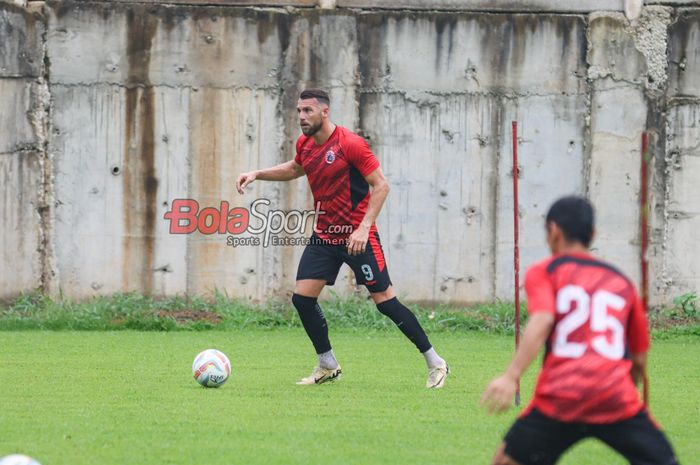 Penyerang asing Persija Jakarta, Marko Simic, sedang menguasai bola dalam sesi latihan di Lapangan Nirwana Park, Sawangan, Jawa Barat, Sabtu (29/6/2024).