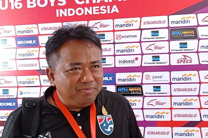 Pelatih timnas U-16 Thailand, Jadet Meelarp, memberikan komentar saat jumpa pers setelah laga lawan timnas U-16 Malaysia pada ASEAN Cup U-16 2024 di Stadion Manahan, Solo, Sabtu (29/6/2024).